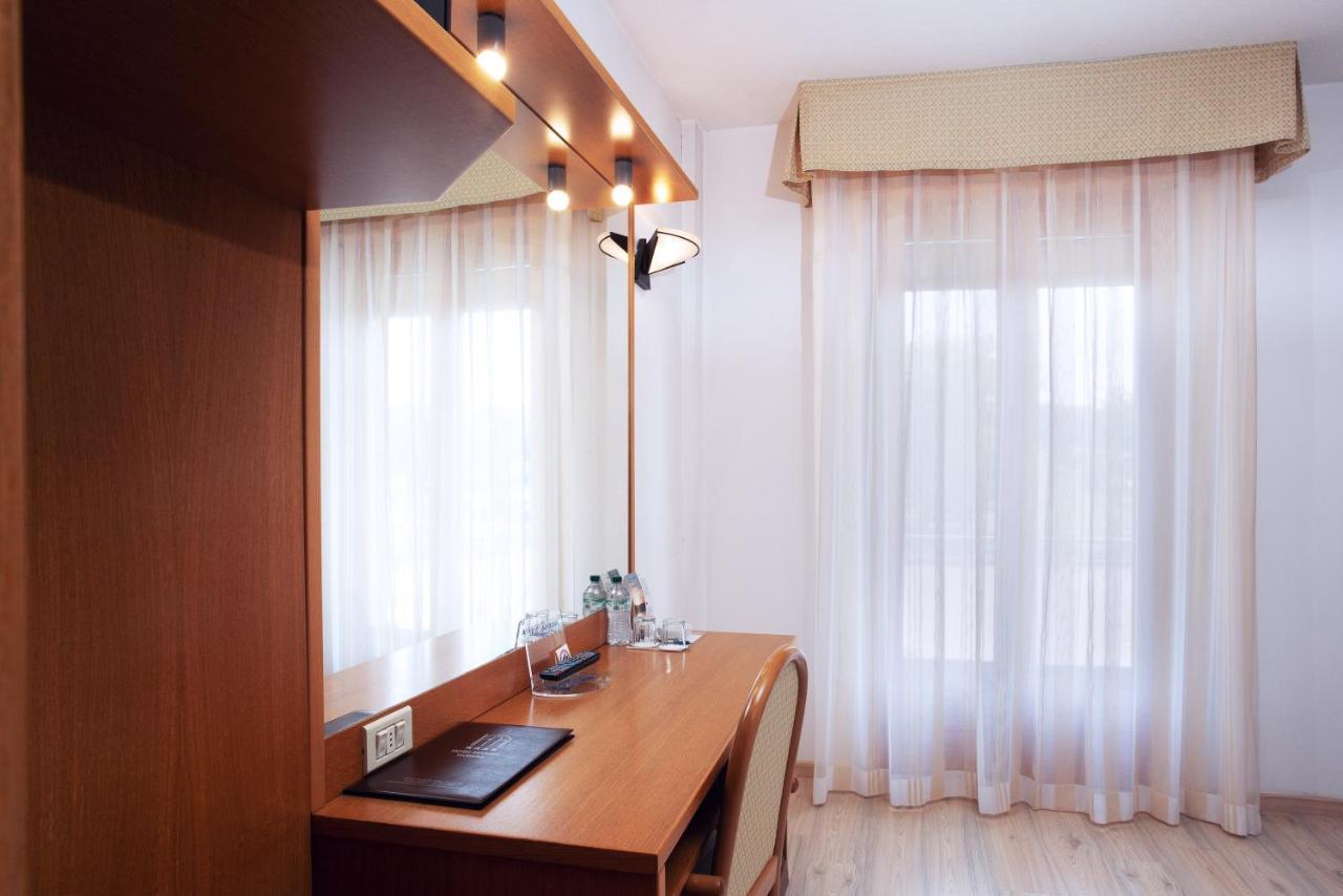 Hotel Marina Viverone Bagian luar foto